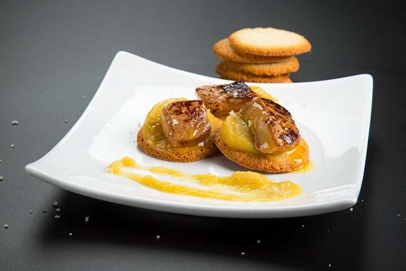Tejas con foie gras de pato y compota de manzana